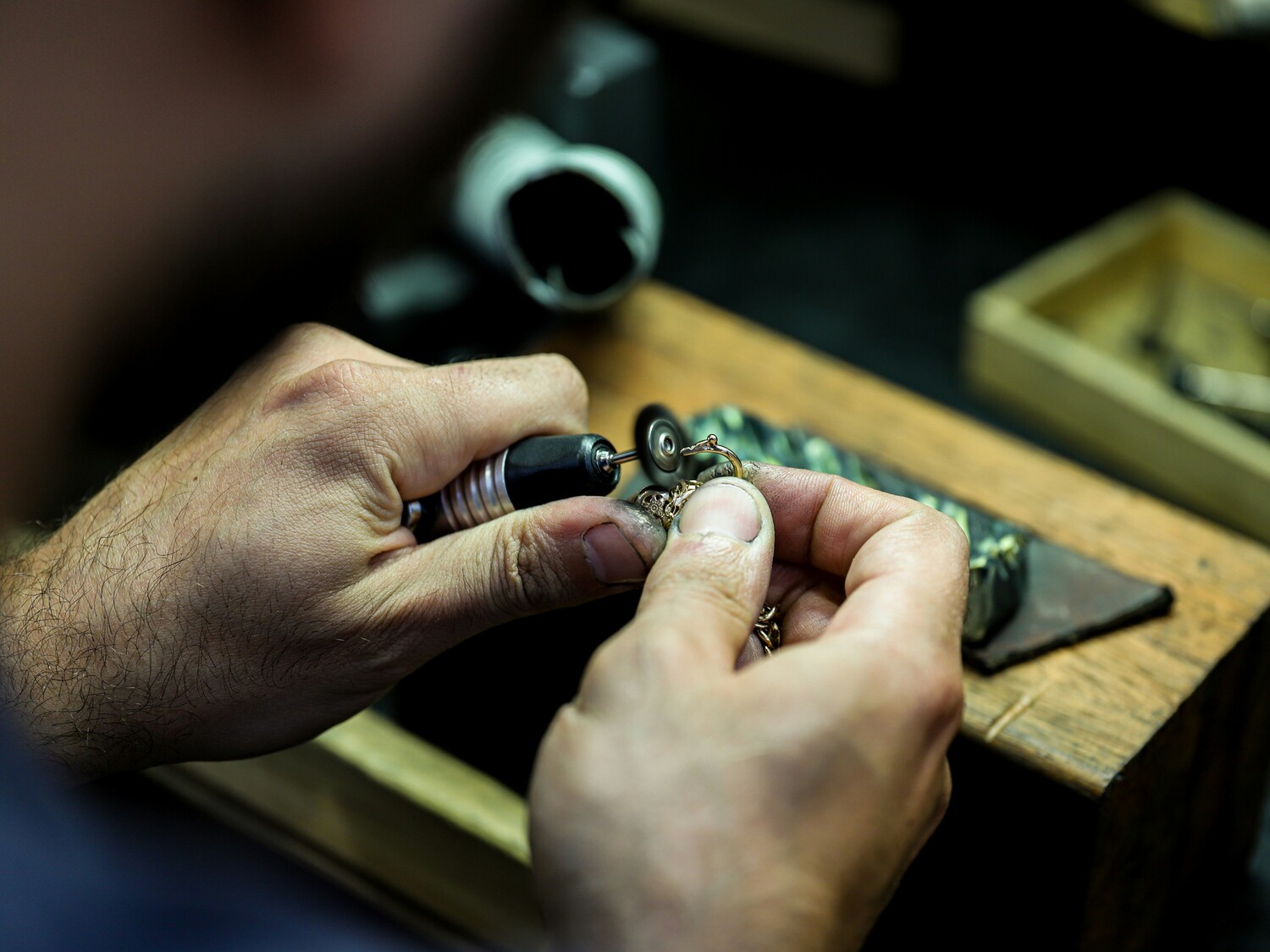 Sorgfältige Arbeit beim Juwelier am Schloss